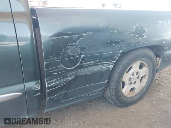 2005 GMC Sierra 1500 SLE z VIN 2GTEC19T351277365, wystawiony jako IAAI lot #42715847 z przebiegiem 306 821 mil mil oraz . Historia ofert i sprzedaży dostępna na DreamBid. Obrazek 6.
