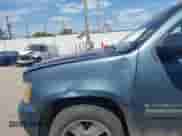 2009 Chevrolet Suburban 1LT z VIN 1GNFC26019J107903, wystawiony jako IAAI lot #43309738 z przebiegiem 228 930 mil mil oraz . Historia ofert i sprzedaży dostępna na DreamBid. Obrazek 6.