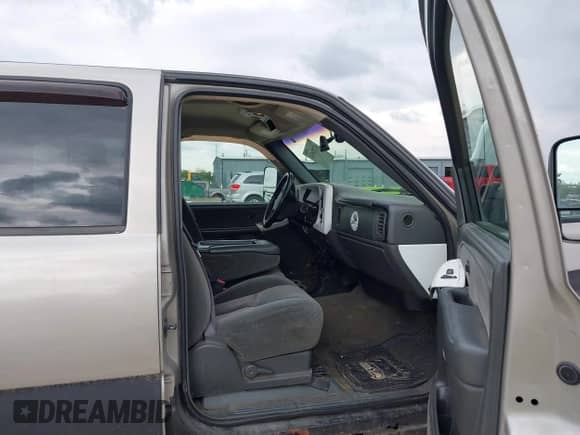 2003 Chevrolet Silverado 1500HD LS с VIN 1GCGK13UX3F107684, выставлен на аукционе IAAI как лот 42202674 с пробегом Не указан миль и . История ставок и продаж доступна на DreamBid. Изображение 5.