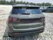 2023 Jeep Compass Latitude Lux z VIN 3C4NJDFN8PT563002, wystawiony jako Copart lot #65421635 z przebiegiem 26 040 mil mil oraz Szkoda całkowita • Salvage title. Historia ofert i sprzedaży dostępna na DreamBid. Obrazek 6.