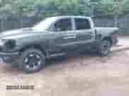 2019 Ram 1500 Rebel z VIN 1C6SRFLT1KN784936, wystawiony jako IAAI lot #42375986 z przebiegiem 78 539 mil mil oraz . Historia ofert i sprzedaży dostępna na DreamBid. Obrazek 2.