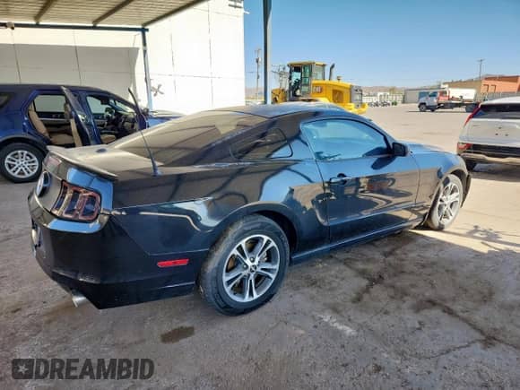 2014 Ford Mustang Premium z VIN 1ZVBP8AM8E5292704, wystawiony jako Copart lot #90948315 z przebiegiem 112 396 mil mil oraz Czysty tytuł • Clean title. Historia ofert i sprzedaży dostępna na DreamBid. Obrazek 3.