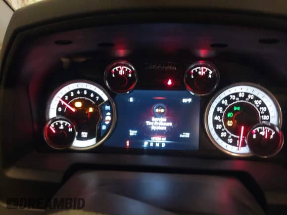 2014 Ram 1500 Big Horn z VIN 1C6RR7LT2ES365908, wystawiony jako IAAI lot #41333305 z przebiegiem 157 623 mil mil oraz . Historia ofert i sprzedaży dostępna na DreamBid. Obrazek 7.