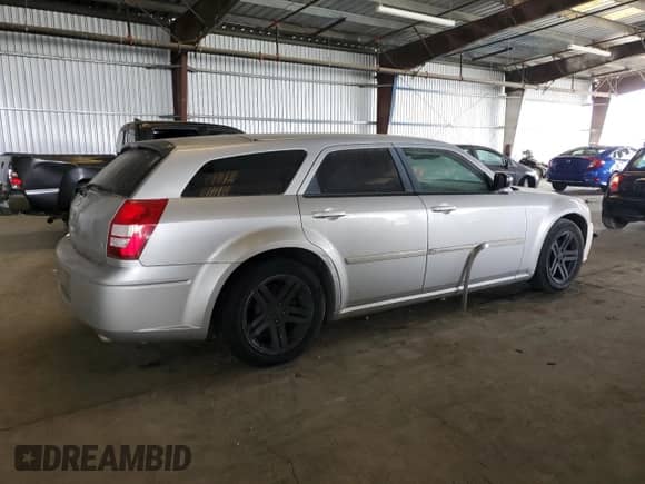 2005 Dodge Magnum SE with VIN 2D4FV48V95H162475, listed as a Copart auction lot 66724185 with 272,938 mi miles and Clean title. Bid and sale history available at DreamBid. Image 3.