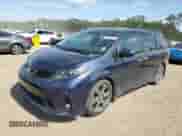 2020 Toyota Sienna SE z VIN 5TDXZ3DC9LS072925, wystawiony jako Copart lot #56758795 z przebiegiem 55 593 mil mil oraz Szkoda całkowita • Salvage title. Historia ofert i sprzedaży dostępna na DreamBid. Obrazek 1.