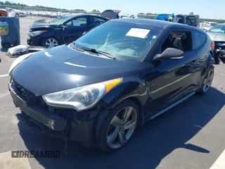 2013 Hyundai Veloster Turbo z VIN KMHTC6AE3DU152799, wystawiony jako IAAI lot #43142353 z przebiegiem 121 931 mil mil oraz . Historia ofert i sprzedaży dostępna na DreamBid. Obrazek 2.