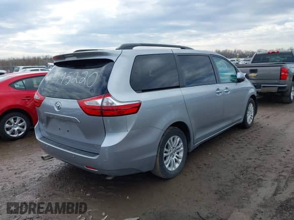 2017 Toyota Sienna XLE Auto Access Seat z VIN 5TDYZ3DC9HS795220, wystawiony jako IAAI lot #41641227 z przebiegiem 86 336 mil mil oraz . Historia ofert i sprzedaży dostępna na DreamBid. Obrazek 4.