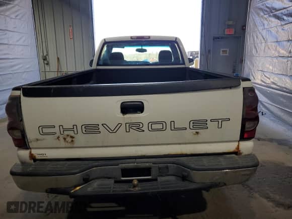 2004 Chevrolet Silverado 1500 Work Truck z VIN 1GCEK14V74Z333986, wystawiony jako Copart lot #52484895 z przebiegiem 217 978 mil mil oraz Szkoda całkowita • Salvage title. Historia ofert i sprzedaży dostępna na DreamBid. Obrazek 6.