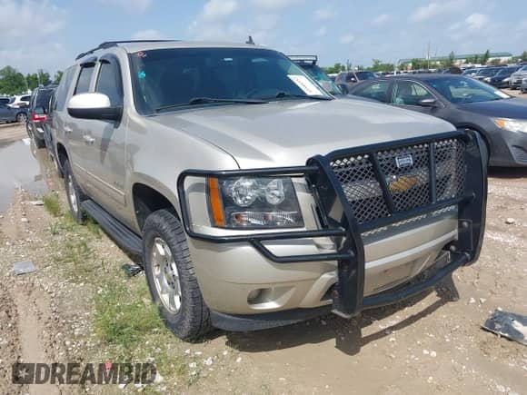 2013 Chevrolet Tahoe LS z VIN 1GNSCAE09DR184197, wystawiony jako IAAI lot #42588553 z przebiegiem 137 205 mil mil oraz . Historia ofert i sprzedaży dostępna na DreamBid. Obrazek 1.