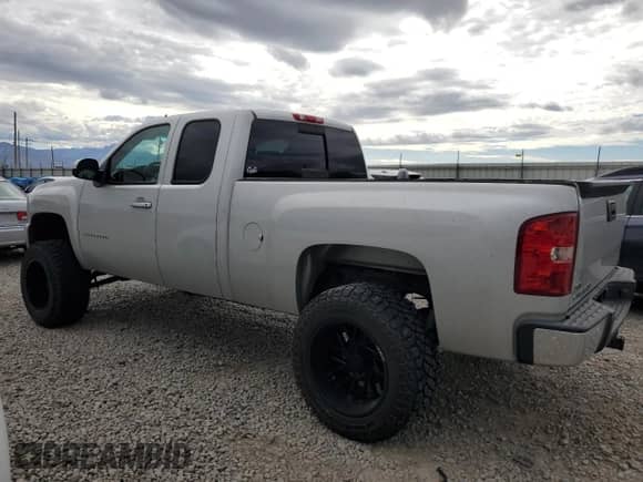 2010 Chevrolet Silverado 1500 LT with VIN 1GCSKSE35AZ123274, listed as a Copart auction lot 84593625 with 123,761 mi miles and Salvage title. Bid and sale history available at DreamBid. Image 2.