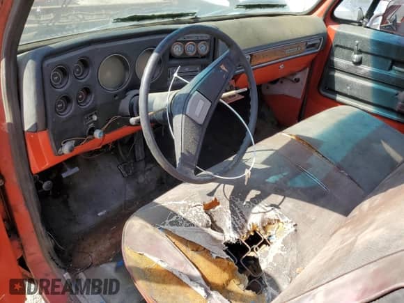 1975 Chevrolet Silverado 1500 z VIN CCQ145S166737, wystawiony jako Copart lot #54974555 z przebiegiem Nie podano mil oraz Czysty tytuł • Clean title. Historia ofert i sprzedaży dostępna na DreamBid. Obrazek 8.