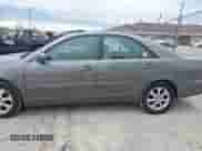 2005 Toyota Camry LE z VIN 4T1BF30K35U604602, wystawiony jako IAAI lot #43415458 z przebiegiem 217 265 mil mil oraz . Historia ofert i sprzedaży dostępna na DreamBid. Obrazek 6.