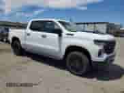 2024 Chevrolet Silverado 1500 Custom Trail Boss z VIN 3GCUDCE87RG454311, wystawiony jako Copart lot #66486955 z przebiegiem 3 402 mil mil oraz Szkoda całkowita • Salvage title. Historia ofert i sprzedaży dostępna na DreamBid. Obrazek 4.