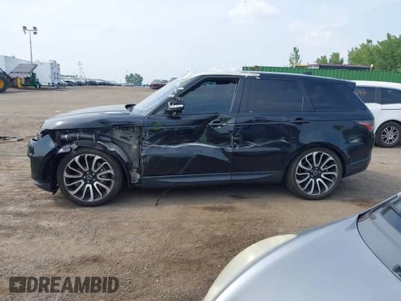 2018 Land Rover Range Rover Sport SE with VIN SALWG2RV7JA404272, listed as a IAAI auction lot 42418608 with 102,672 mi miles and . Bid and sale history available at DreamBid. Image 14.