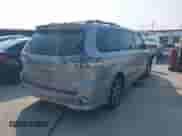 2013 Toyota Sienna SE z VIN 5TDXK3DC7DS388622, wystawiony jako IAAI lot #43098422 z przebiegiem 135 022 mil mil oraz . Historia ofert i sprzedaży dostępna na DreamBid. Obrazek 4.