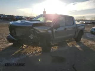2024 Chevrolet Silverado 1500 LT Trail Boss z VIN 3GCUDFELXRG191575, wystawiony jako Copart lot #44247655 z przebiegiem 14 220 mil mil oraz Nie do naprawy • Non repairable. Historia ofert i sprzedaży dostępna na DreamBid. Obrazek 1.