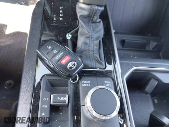 2025 Toyota Tundra SR with VIN 5TFLA5DB7SX262949, listed as a IAAI auction lot 43211862 with 7,809 mi miles and . Bid and sale history available at DreamBid. Image 11.