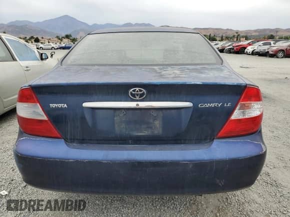 2004 Toyota Camry LE z VIN 4T1BE32K24U288673, wystawiony jako Copart lot #70783355 z przebiegiem 246 923 mil mil oraz Czysty tytuł • Clean title. Historia ofert i sprzedaży dostępna na DreamBid. Obrazek 6.