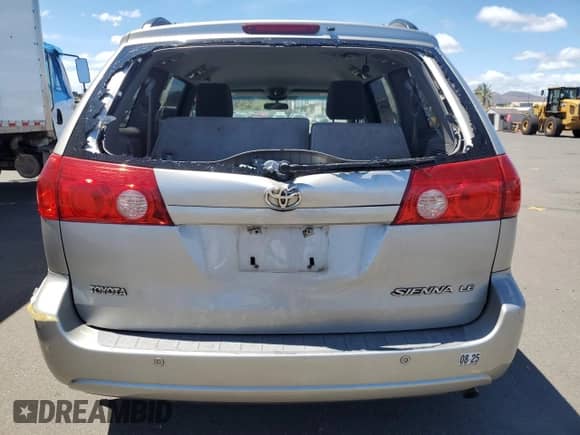 2010 Toyota Sienna CE z VIN 5TDKK4CC3AS302574, wystawiony jako Copart lot #65031275 z przebiegiem 133 319 mil mil oraz Szkoda całkowita • Salvage title. Historia ofert i sprzedaży dostępna na DreamBid. Obrazek 6.