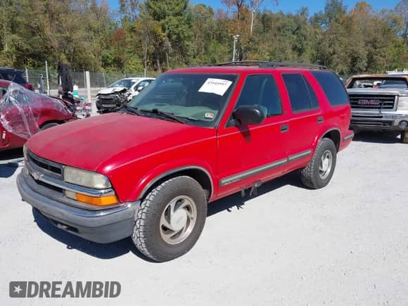 1999 Chevrolet Blazer LS z VIN 1GNDT13WXX2103995, wystawiony jako IAAI lot #43444997 z przebiegiem 211 763 mil mil oraz . Historia ofert i sprzedaży dostępna na DreamBid. Obrazek 2.