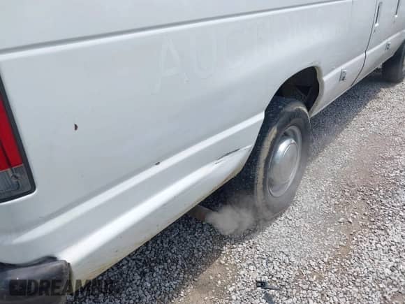 2006 Ford Econoline Cargo z VIN 1FTNS24W66HA70249, wystawiony jako IAAI lot #42640057 z przebiegiem 105 211 mil mil oraz . Historia ofert i sprzedaży dostępna na DreamBid. Obrazek 14.