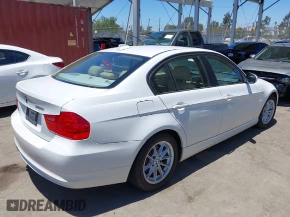 2010 BMW 3 Series 328i с VIN WBAPH5C5XAA439453, выставлен на аукционе IAAI как лот 42636515 с пробегом 98 702 миль миль и . История ставок и продаж доступна на DreamBid. Изображение 4.