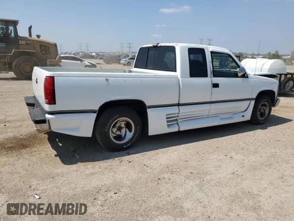 1993 GMC Sierra 1500 z VIN 2GDEC19K6P1529048, wystawiony jako Copart lot #64515825 z przebiegiem 125 941 mil mil oraz Szkoda całkowita • Salvage title. Historia ofert i sprzedaży dostępna na DreamBid. Obrazek 3.