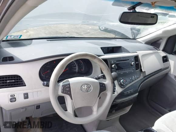 2013 Toyota Sienna LE z VIN 5TDJK3DC5DS066762, wystawiony jako IAAI lot #41907847 z przebiegiem 251 540 mil mil oraz . Historia ofert i sprzedaży dostępna na DreamBid. Obrazek 19.