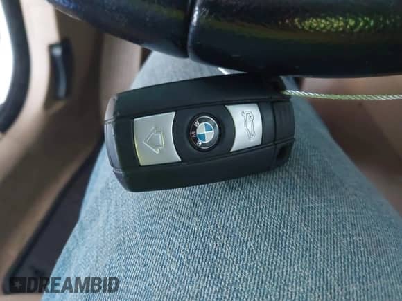 2007 BMW 3 Series 328i z VIN WBAVC53557FZ80461, wystawiony jako IAAI lot #43567151 z przebiegiem Nie podano mil oraz . Historia ofert i sprzedaży dostępna na DreamBid. Obrazek 11.