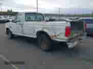 1993 Ford F-150 z VIN 2FTEF15Y0PCA42907, wystawiony jako IAAI lot #43566694 z przebiegiem Nie podano mil oraz . Historia ofert i sprzedaży dostępna na DreamBid. Obrazek 3.