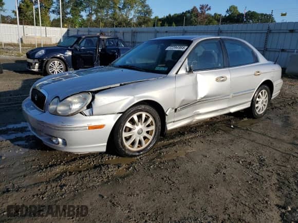2004 Hyundai Sonata GLS z VIN KMHWF35H44A959602, wystawiony jako Copart lot #72344984 z przebiegiem 76 848 mil mil oraz Szkoda całkowita • Salvage title. Historia ofert i sprzedaży dostępna na DreamBid. Obrazek 1.