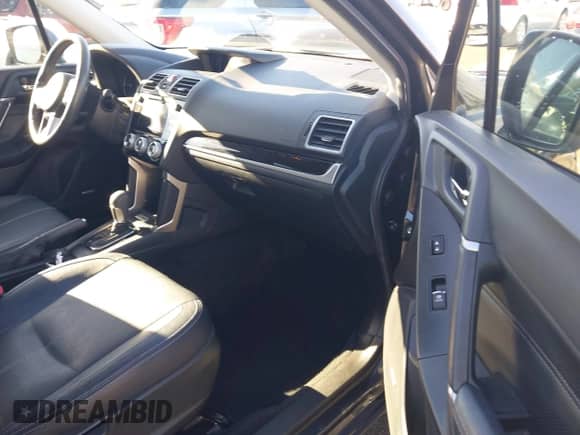 2018 Subaru Forester Touring z VIN JF2SJAWC6JH455890, wystawiony jako IAAI lot #43426177 z przebiegiem 44 143 mil mil oraz . Historia ofert i sprzedaży dostępna na DreamBid. Obrazek 5.