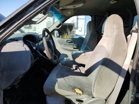 2000 Ford F-150 XL z VIN 1FTZX1729YNA19838, wystawiony jako Copart lot #58537575 z przebiegiem 254 403 mil mil oraz Czysty tytuł • Clean title. Historia ofert i sprzedaży dostępna na DreamBid. Obrazek 7.