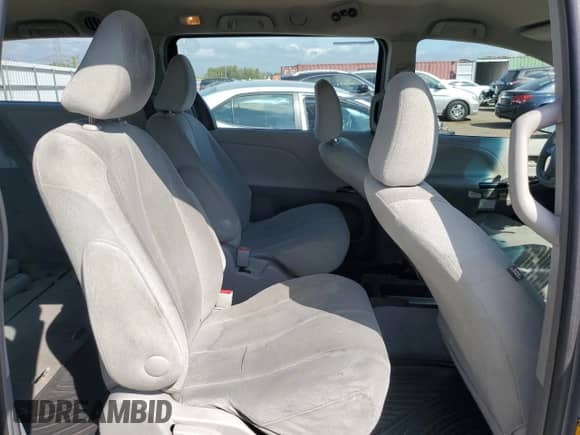 2013 Toyota Sienna L z VIN 5TDZK3DC9DS380773, wystawiony jako Copart lot #81634495 z przebiegiem 526 335 mil mil oraz Czysty tytuł • Clean title. Historia ofert i sprzedaży dostępna na DreamBid. Obrazek 11.