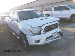 2015 Toyota Tacoma PreRunner z VIN 3TMJU4GN9FM180411, wystawiony jako IAAI lot #41657453 z przebiegiem 105 017 mil mil oraz . Historia ofert i sprzedaży dostępna na DreamBid. Obrazek 1.