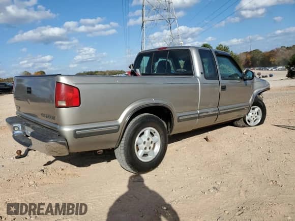 1998 Chevrolet S-10 LS with VIN 1GCDT19X2W8174659, listed as a Copart auction lot 78639064 with 106,372 mi miles and Salvage title. Bid and sale history available at DreamBid. Image 3.