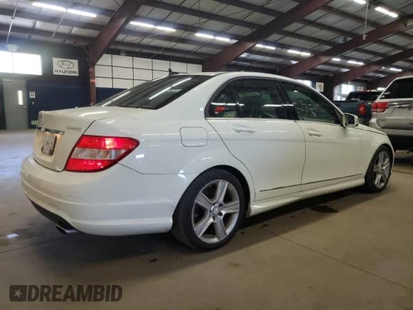 2011 Mercedes-Benz C 300 Sport z VIN WDDGF8BB0BR158918, wystawiony jako Copart lot #85544415 z przebiegiem 129 430 mil mil oraz Czysty tytuł • Clean title. Historia ofert i sprzedaży dostępna na DreamBid. Obrazek 3.