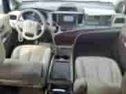 2013 Toyota Sienna XLE с VIN 5TDDK3DC5DS070856, выставлен на аукционе Copart как лот 80493635 с пробегом 140 471 миль миль и Списание • Salvage title. История ставок и продаж доступна на DreamBid. Изображение 8.