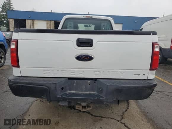 2013 Ford F-250 XL z VIN 1FT7X2A66DEB52530, wystawiony jako Copart lot #59683575 z przebiegiem 154 723 mil mil oraz Czysty tytuł • Clean title. Historia ofert i sprzedaży dostępna na DreamBid. Obrazek 6.