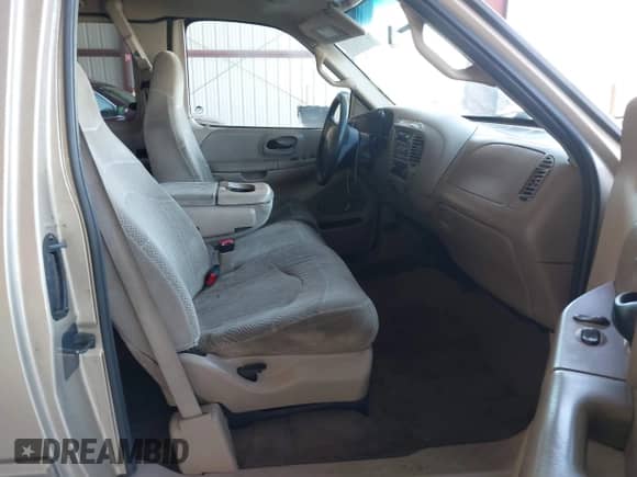 2000 Ford F-150 XL z VIN 1FTZX1724YNC08686, wystawiony jako IAAI lot #43482919 z przebiegiem 265 454 mil mil oraz . Historia ofert i sprzedaży dostępna na DreamBid. Obrazek 5.