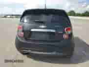 2013 Chevrolet Sonic RS z VIN 1G1JH6SB9D4173554, wystawiony jako Copart lot #68952345 z przebiegiem 104 095 mil mil oraz Czysty tytuł • Clean title. Historia ofert i sprzedaży dostępna na DreamBid. Obrazek 6.