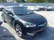 2013 Hyundai Veloster w/Black Int z VIN KMHTC6AD2DU162618, wystawiony jako IAAI lot #43141182 z przebiegiem 153 920 mil mil oraz . Historia ofert i sprzedaży dostępna na DreamBid. Obrazek 1.