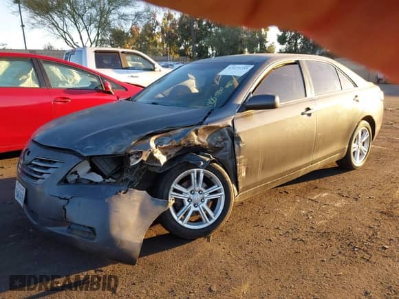 2007 Toyota Camry CE z VIN 4T1BE46K07U061955, wystawiony jako IAAI lot #43475755 z przebiegiem 187 299 mil mil oraz . Historia ofert i sprzedaży dostępna na DreamBid. Obrazek 6.