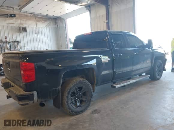 2017 Chevrolet Silverado 1500 LT z VIN 1GCVKREC4HZ133164, wystawiony jako IAAI lot #43224307 z przebiegiem 136 474 mil mil oraz . Historia ofert i sprzedaży dostępna na DreamBid. Obrazek 4.