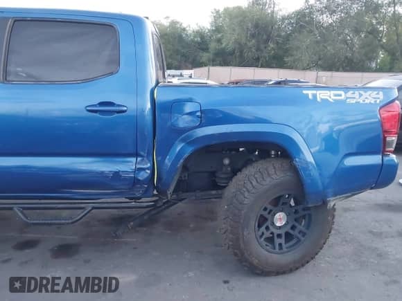 2016 Toyota Tacoma TRD Sport z VIN 3TMCZ5AN7GM011384, wystawiony jako IAAI lot #43217423 z przebiegiem 168 446 mil mil oraz . Historia ofert i sprzedaży dostępna na DreamBid. Obrazek 6.