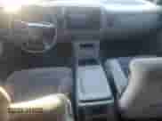 2000 Chevrolet Silverado 1500 LS z VIN 1GCEC19T1YZ370476, wystawiony jako Copart lot #62553415 z przebiegiem 164 786 mil mil oraz Szkoda całkowita • Salvage title. Historia ofert i sprzedaży dostępna na DreamBid. Obrazek 8.