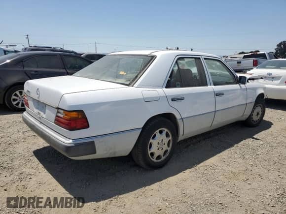 1991 Mercedes-Benz 300 E with VIN WDBEA30D8MB393116, listed as a Copart auction lot 59818725 with 281,206 mi miles and Salvage title. Bid and sale history available at DreamBid. Image 3.