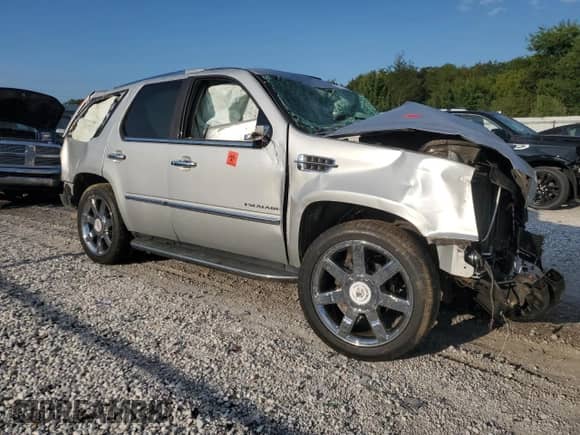 2010 Cadillac Escalade Luxury with VIN 1GYUKBEF5AR110246, listed as a Copart auction lot 71695135 with Not provided miles and Salvage title. Bid and sale history available at DreamBid. Image 4.