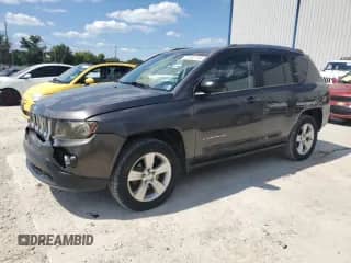 2014 Jeep Compass Sport z VIN 1C4NJDBBXED833765, wystawiony jako Copart lot #71502105 z przebiegiem 94 626 mil mil oraz Szkoda całkowita • Salvage title. Historia ofert i sprzedaży dostępna na DreamBid. Obrazek 1.