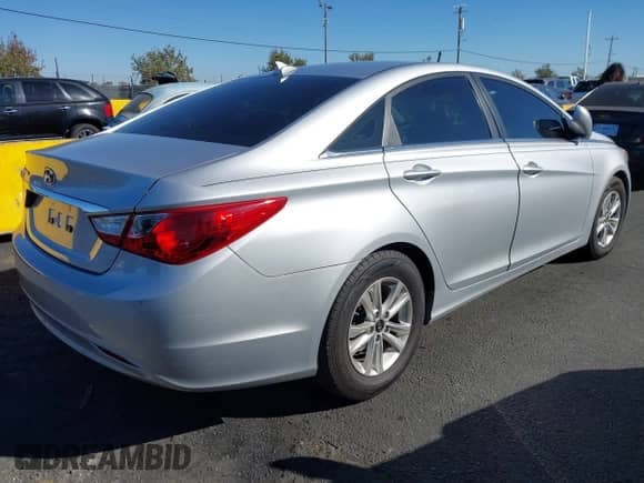 2013 Hyundai Sonata GLS z VIN 5NPEB4AC3DH681294, wystawiony jako IAAI lot #43496334 z przebiegiem 103 263 mil mil oraz . Historia ofert i sprzedaży dostępna na DreamBid. Obrazek 4.